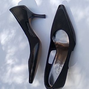 Circa Joan & David Blk pointed toe pump w/ side cutout 10